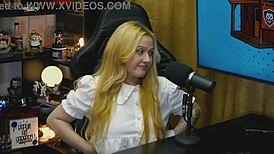 a branquinha da viamms de quatro na mesa do podcast, calcinha minúscula mostrando tudo, caramba! 🔥