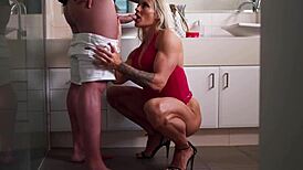 Muscle barbie is fucking a big cock so hard 💪😏