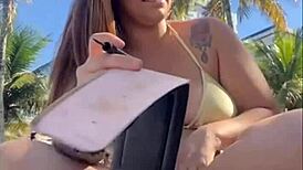 estou na praia com tesao, vou me exibir aqui pra macho, opss