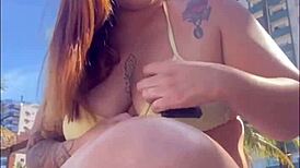 estou na praia com tesao, vou me exibir aqui pra macho, opss