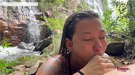 Fomos pegos TRANSANDO na cachoeira durante férias com Damiana