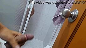 Mi emploeador spío a mi madrastra en el baño y grabó todo