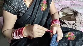 भारतीय भाभी काली साड़ी में शादी के रैंच पर पेशाब करती है, वाह!