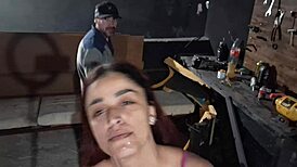 levei meu carro ao mecânico e ele me fodeu e gozou na minha boca nos fundos da oficina