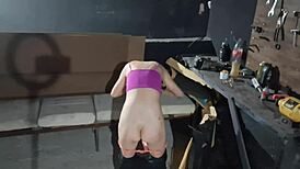 levei meu carro ao mecânico e ele me fodeu e gozou na minha boca nos fundos da oficina