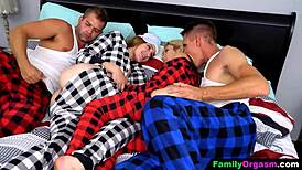 विकृत पिता सौतेली बेटियों की बेड में घुसकर टैबू मजा करते हैं