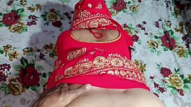 पेटाइट सिंडी शाइन और एशियन बीएफएफ एलिना क्रिस्टल प्यूसी ईटिंग ब्लिस शेयर करती हैं