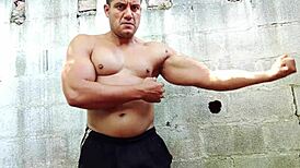 यूरी गौचो की इंटेंस हैंडजॉब एक्स्टसी