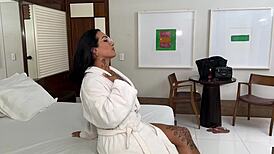 होटल टेक्नीशियन ने अचानक 23cm मोटा लंड ठोक दिया टीवी ठीक करने के बहाने!