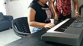 profesor de teclado castiga a su joven alumna por ser indisciplinada en el aula con posiciones calientes 😏