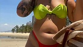 casada chama atenção na praia com biquíni socado