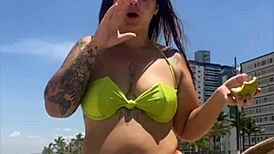 casada chama atenção na praia com biquíni socado