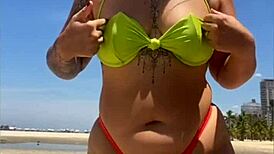 casada chama atenção na praia com biquíni socado