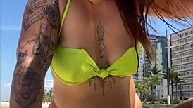 casada chama atenção na praia com biquíni socado