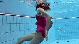 एरे, अन्ना नेत्रेबको बिकिनी में अंडरवॉटर पूल में टेस करती है?