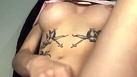 Novinha Masturbando E Fodendo No Cu