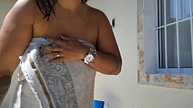 Depois De Levar Leitinho Na Bucetinha Ela Tomou Banho Peladinha No Quintal Para Os Vizinhos Verem