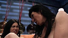 एलिसा रीस और लवर के साथ लेस्बियन सीन, बिग टिट्स शो कर रही है