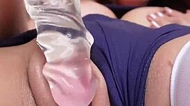 Joy hermanastra frota su coño hasta chorrear la cama