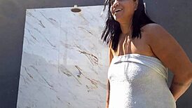 Depois De Levar Leitinho Na Bucetinha Ela Tomou Banho Peladinha No Quintal Para Os Vizinhos Verem