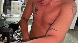 2 parte se me cae la toalla delante de mi padrastro y el se escita y folla mi co�o gordo estrecho