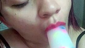 Hermosa Jovencita de Bello Rostro y Lindos Labios Ense�a Como Chupar Polla