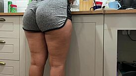 enteada pega lavando a louça com curvy ass
