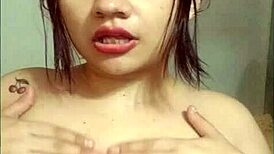 Hermosa Jovencita de Bello Rostro y Lindos Labios Ense�a Como Chupar Polla