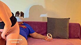 mientras juegas con tus gafas yo te como la polla y te follo duro