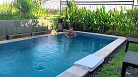 i love eating her pussy while in the pool