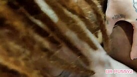 Empregada negra faz o patrão gozar muito na sua boca e mete sem preservativo na buceta