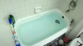 कैंडी क्रूज बाथटब में कॉक पर गैग करती है