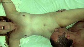 dei uma chupada intensa na xoxota da branquinha que fez ela gozar bem gostoso na minha boca