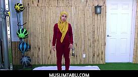 मुस्लिमटाबू अरब टीन 18+ वाइफ किरा पेरेज को हिजाब में ट्रेनर के साथ चीटिंग दिखाता है।