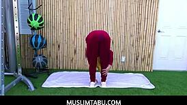 मुस्लिमटाबू अरब टीन 18+ वाइफ किरा पेरेज को हिजाब में ट्रेनर के साथ चीटिंग दिखाता है।