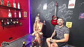 Corno Assiste Casada Liberal Leva Pau E Tapa Na Bunda No Boteco