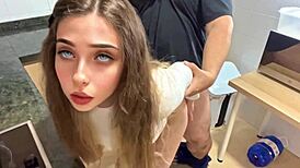 La Chica Que Limpia En Casa Me Pone Caliente Con Sus Jeans La Follo Duro Como Le Gustan A Esa Edad