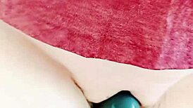 मेच्योर मॉम की चूत गीली फ्लैश में खुलती है, वो उकसाती है!