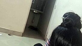 यह डेसी यंग इंडियन लड़की लंड की प्यासी है, उसकी गीली चूत के लिए डॉगीस्टाइल में जोर से चुदाई