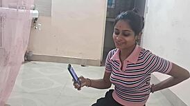 यह डेसी यंग इंडियन लड़की लंड की प्यासी है, उसकी गीली चूत के लिए डॉगीस्टाइल में जोर से चुदाई