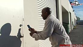 बस्टि कर्वी ब्लॉन्ड स्लट मासिव बीबीसी से डीप क्रीमपाई पाती है