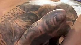 Pedi para arregaçar minha buceta com força e tatuado gostoso não decepcionou para amantes de smoking enquanto isso corninho assistia tudo