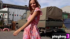 छोटी चूचियों वाली रशियन कात्या क्लोवर बाहर कपड़े उतार हॉट बॉडी दिखा रही