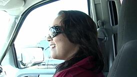 ब्रूनेट जवां 18+ लड़की का ब्लोजॉब और बेड पर जोरदार चुदाई फेशियल के साथ