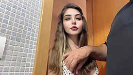 Hablando en espa�ol delicioso creampie de mi padrastro le pido que me ayude a vestirme y asi es como terminamos