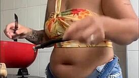 Exhibitionist flashes big pussy on live stream