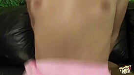 स्किनी 18+ ब्रूनेट अपने लवर्स के डीप एनल सेक्स प्लंज के लिए स्ट्रिप करती है