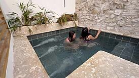 dos lesbianas calientes se masturban en una piscina p�blica con miedo a que las descubran