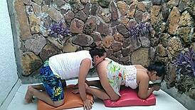 con esos estiramientos mi panocha roza y me pone cachonda con ganas de follarme la profesora