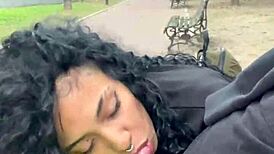 Tomando Leche En Un Parque Público De Día En Buenos Aires